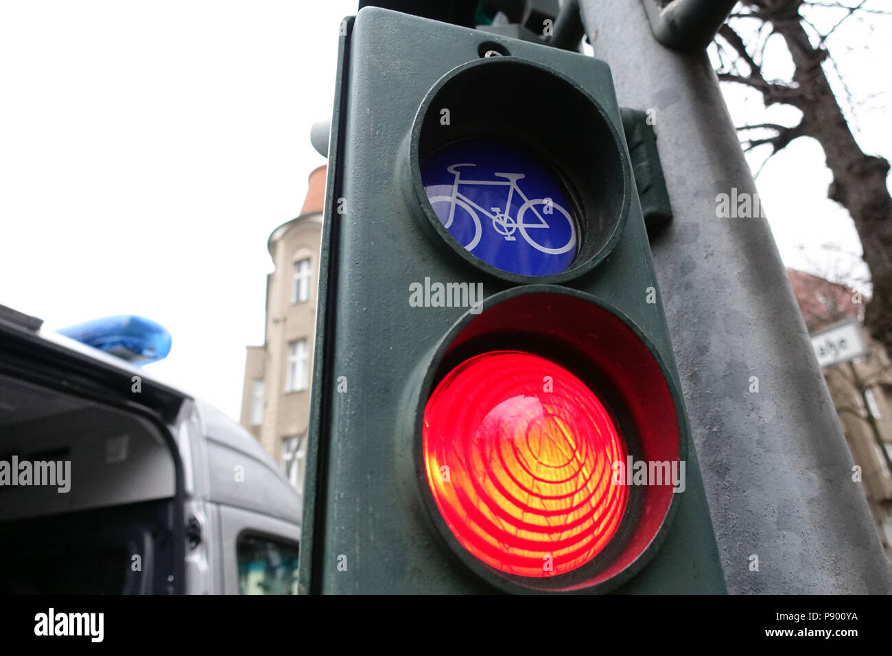 Berlín, Alemania, en bicicleta el semáforo está en rojo Foto de stock