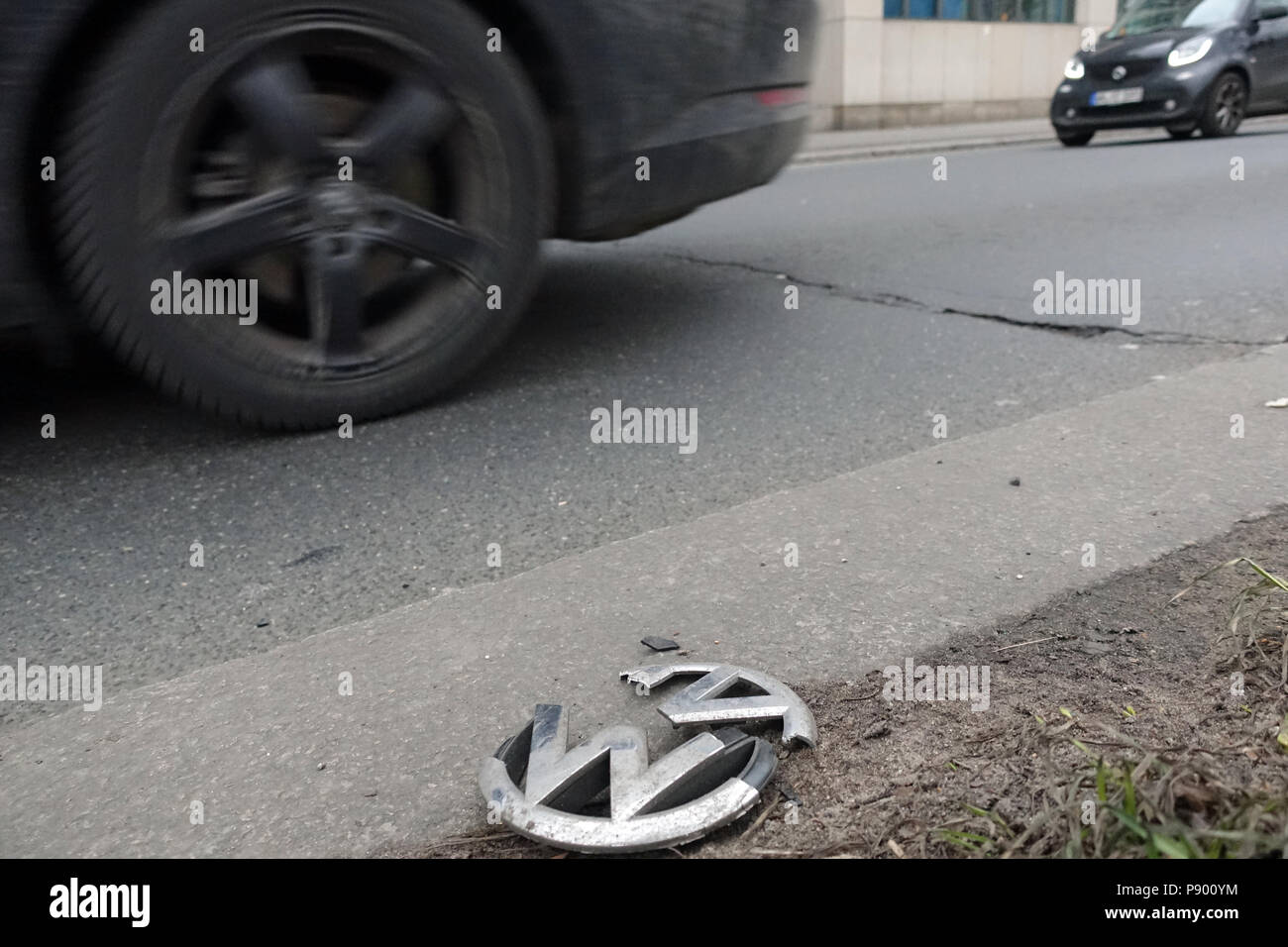 Berlín, Alemania, emblema de la rejilla de la parrilla rota un Volkswagen está situado en la carretera Foto de stock