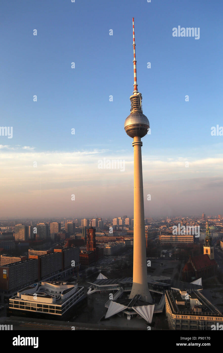 Berlín, Alemania, la torre de la televisión de Berlín en la mañana Foto de stock