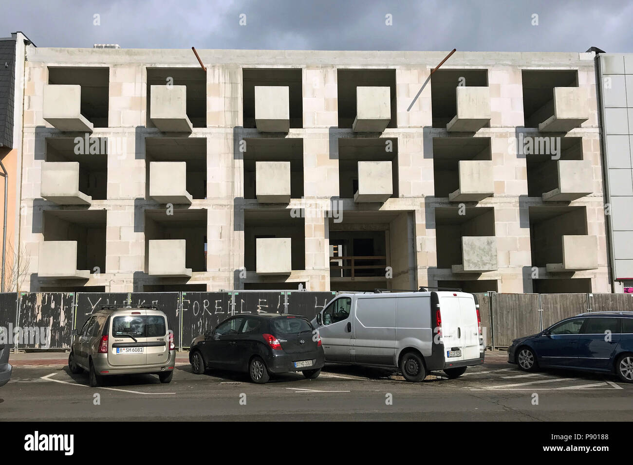Berlín, Alemania, el shell de un edificio de apartamentos en Friedrich-Karl-Strasse Foto de stock