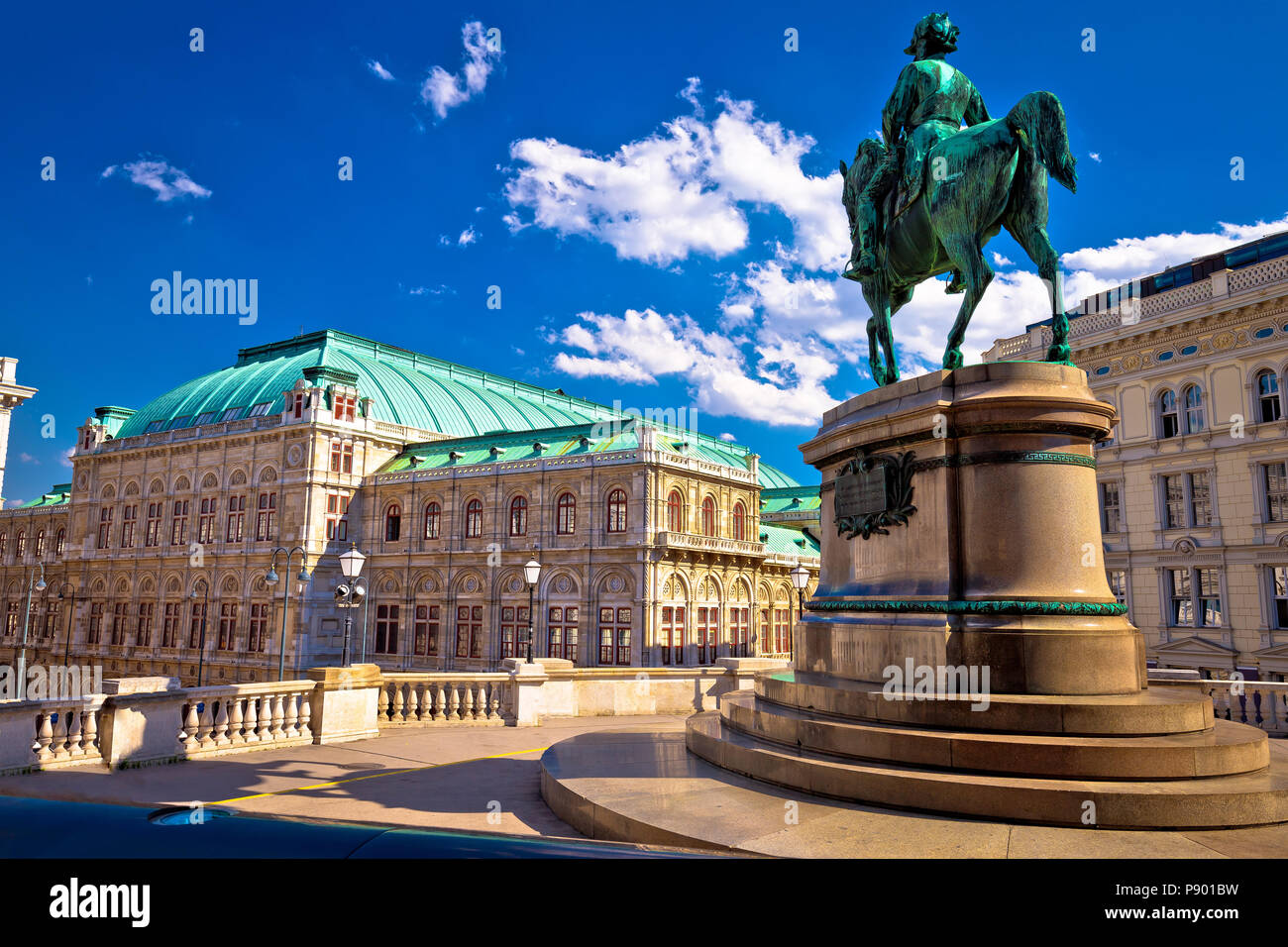 La Ópera Estatal de Viena plaza y vista de la arquitectura, la capital de Austria Foto de stock