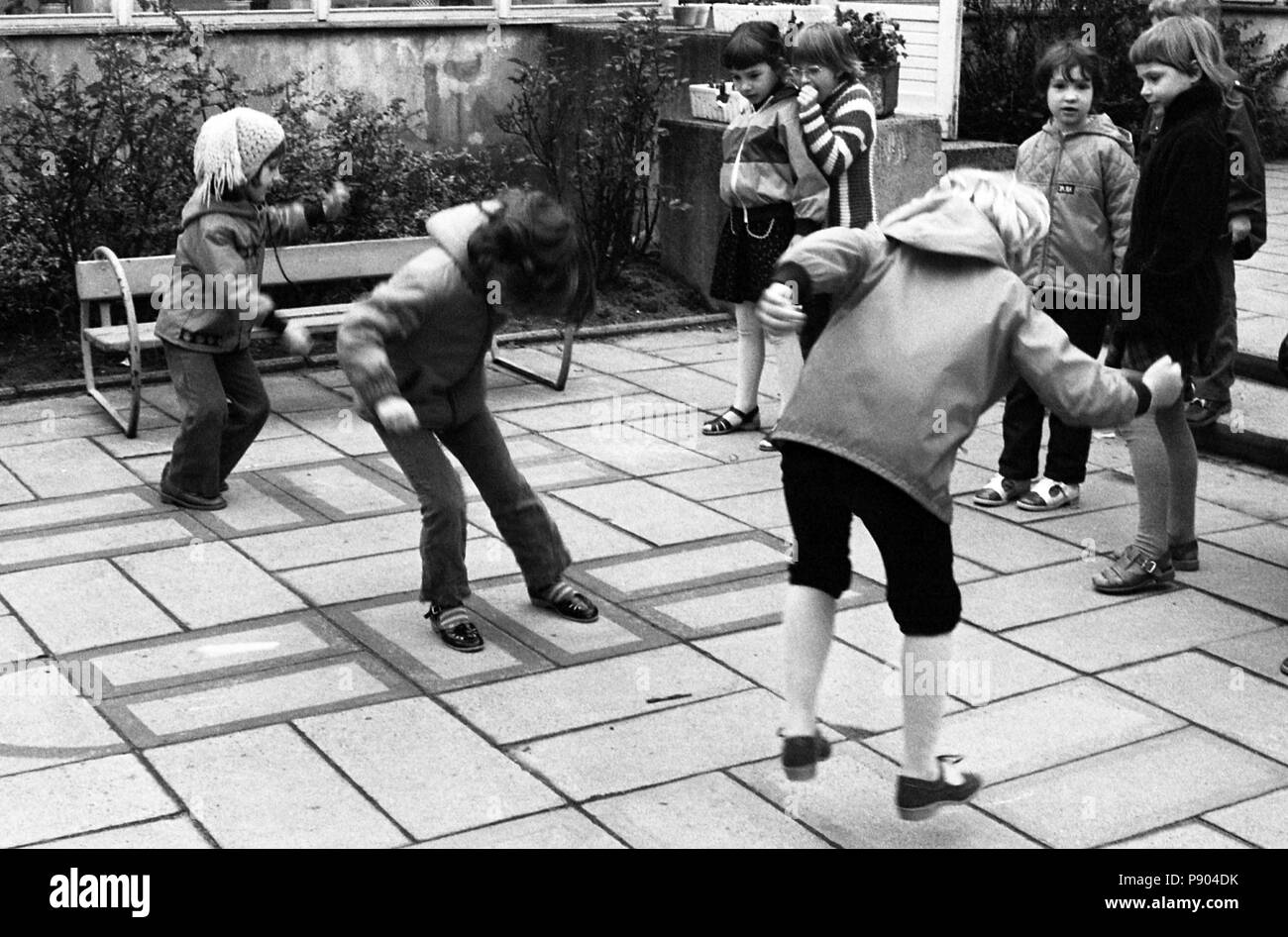 Berlín, República Democrática Alemana, los niños en una guardería de niños en un juego de saltos Foto de stock