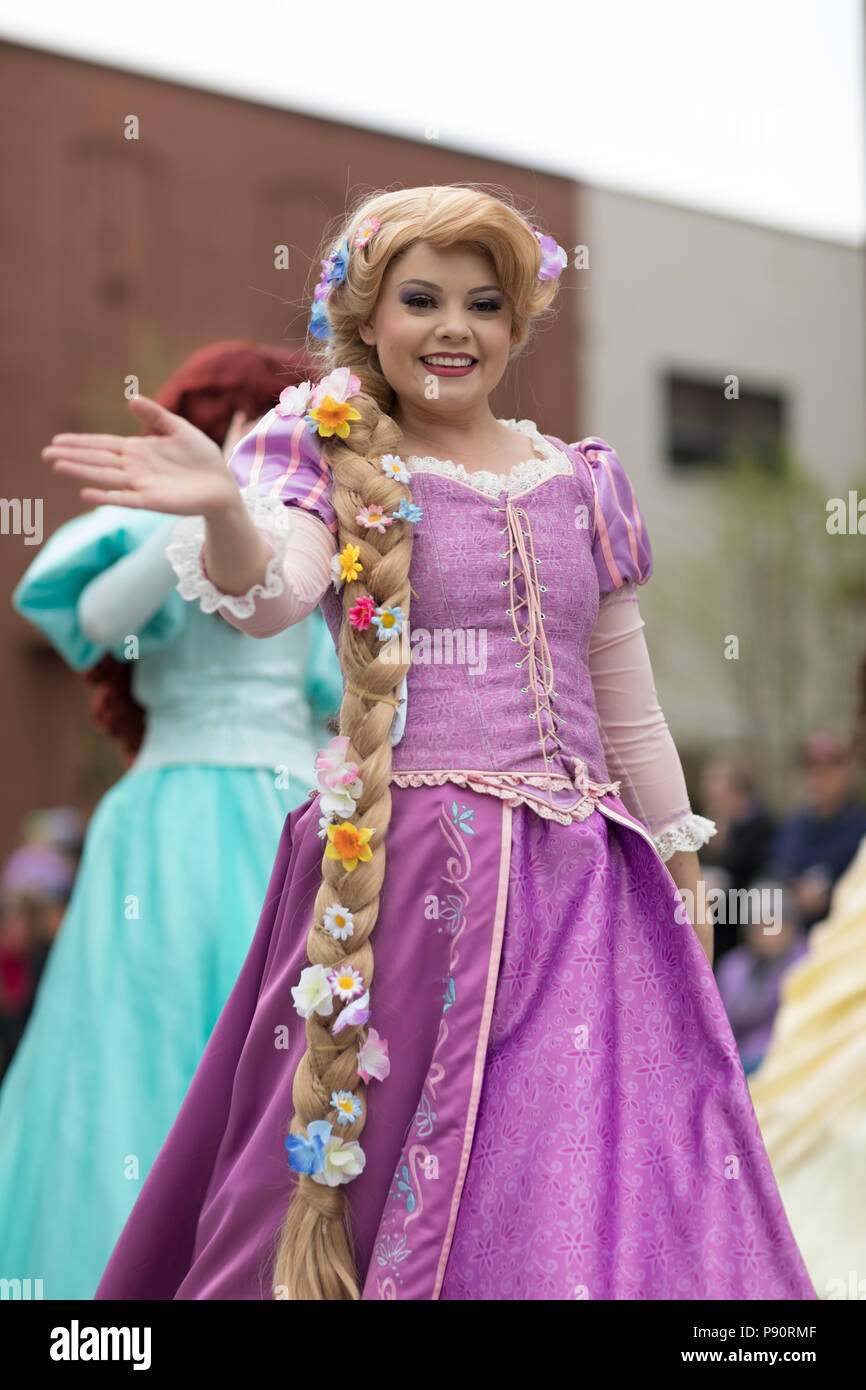 Holland, Michigan, EE.UU. - 12 de mayo de 2018, miembros del Oeste de  Michigan Everafter visten como princesas disney en el Muziek Parade,  durante el Tulip tiempo Fest Fotografía de stock - Alamy