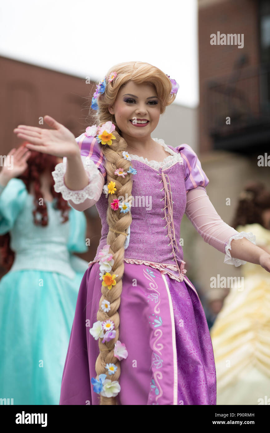 Holland, Michigan, EE.UU. - 12 de mayo de 2018, miembros del Oeste de  Michigan Everafter visten como princesas disney en el Muziek Parade,  durante el Tulip tiempo Fest Fotografía de stock - Alamy