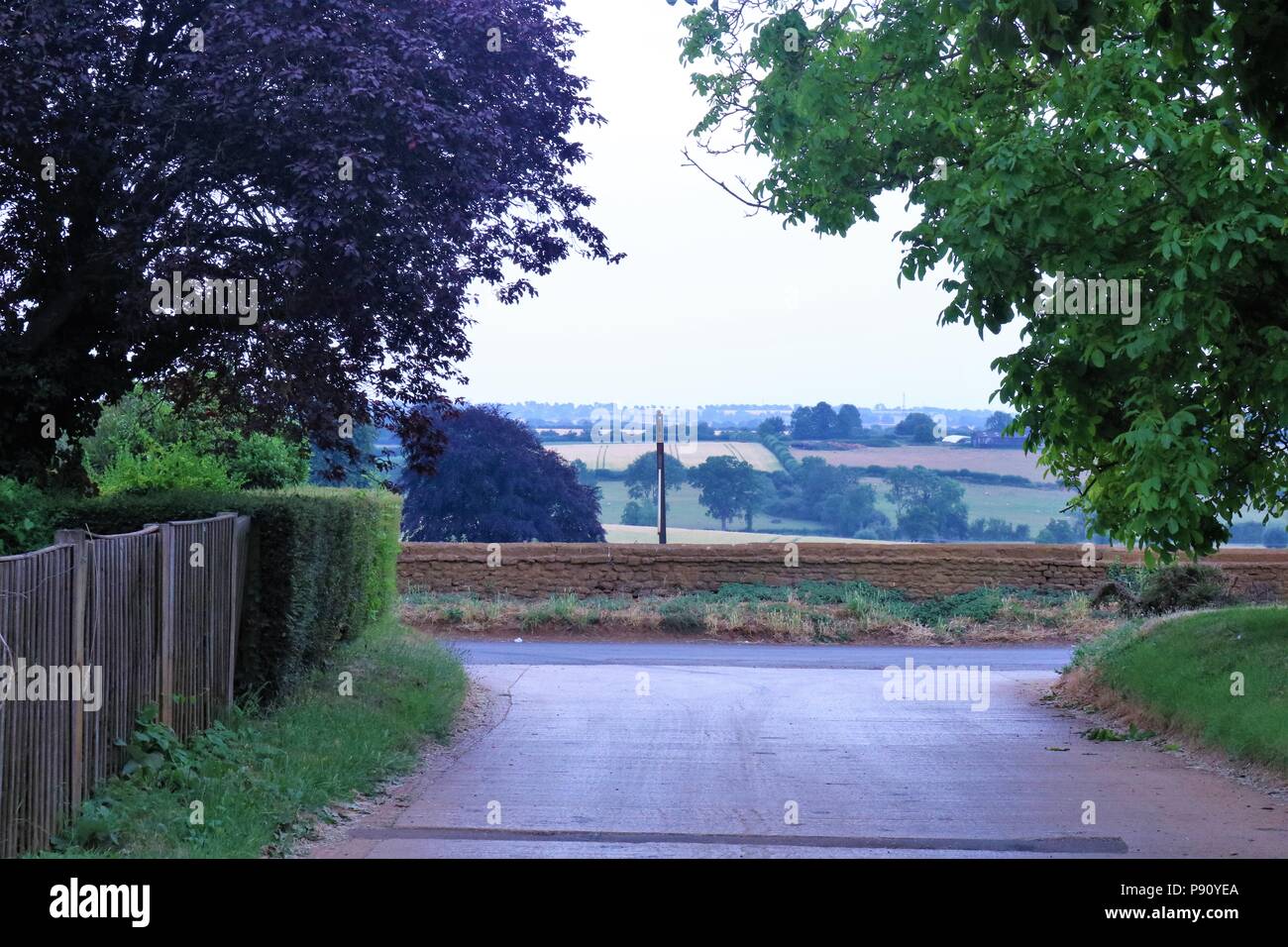Enmarca la vista de la campiña de Oxfordshire tomadas en Banbury mostrando rolling hills. Foto de stock