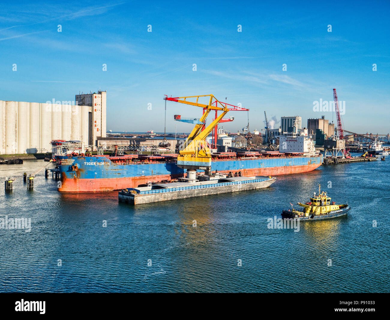 El 6 de abril de 2018: Rotterdam, Holanda - Bulk Carrier Tiger Norte está descargado en el puerto de Rotterdam en una luminosa mañana de primavera con el cielo azul claro. Foto de stock