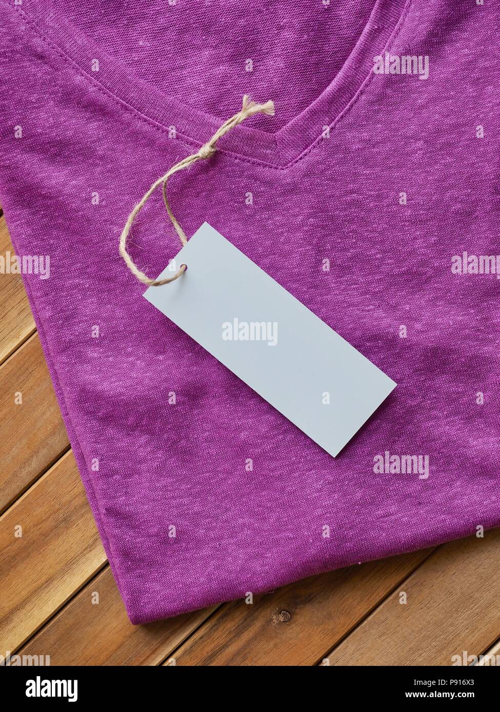 Camiseta de manga corta con cuello en V T-shirt y marca de ropa Fotografía  de stock - Alamy