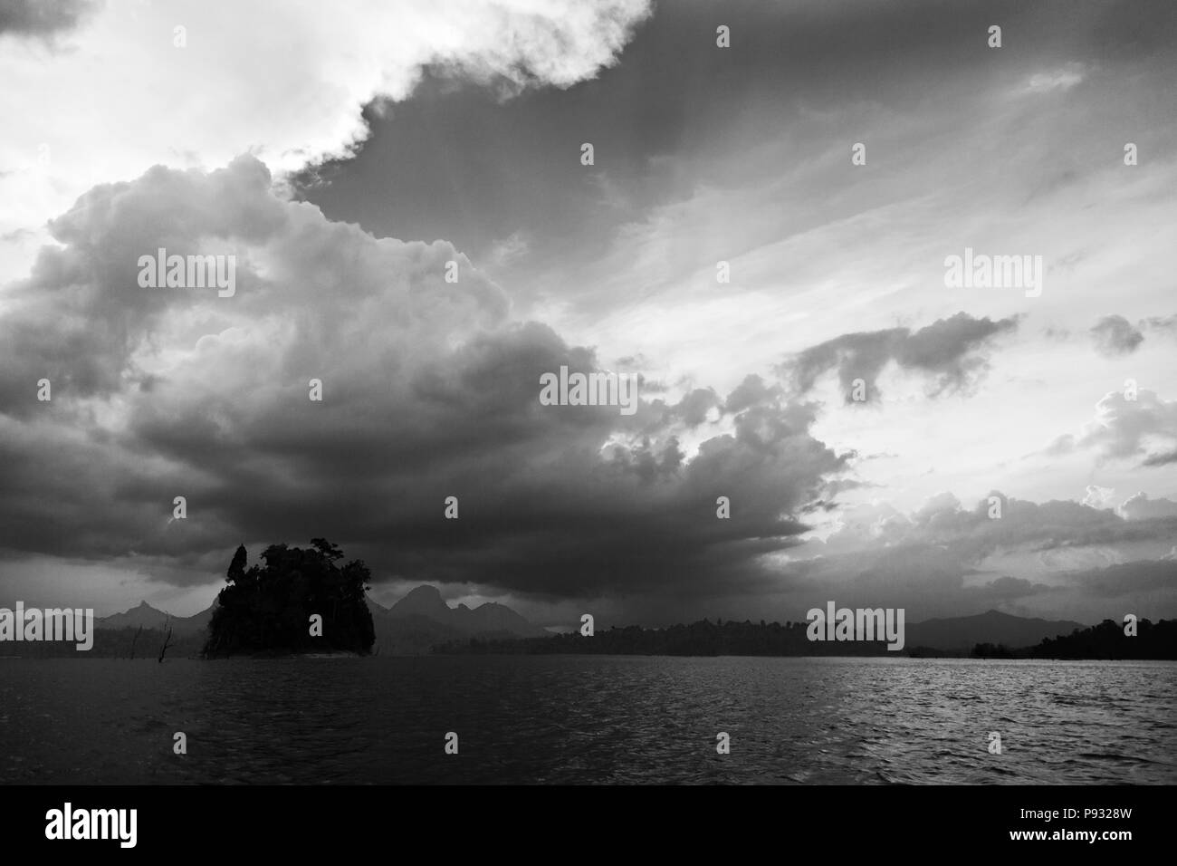 Puesta de sol y nubes de tormenta sobre CHEOW EN lago en el Parque Nacional de Khao Sok - Tailandia Foto de stock