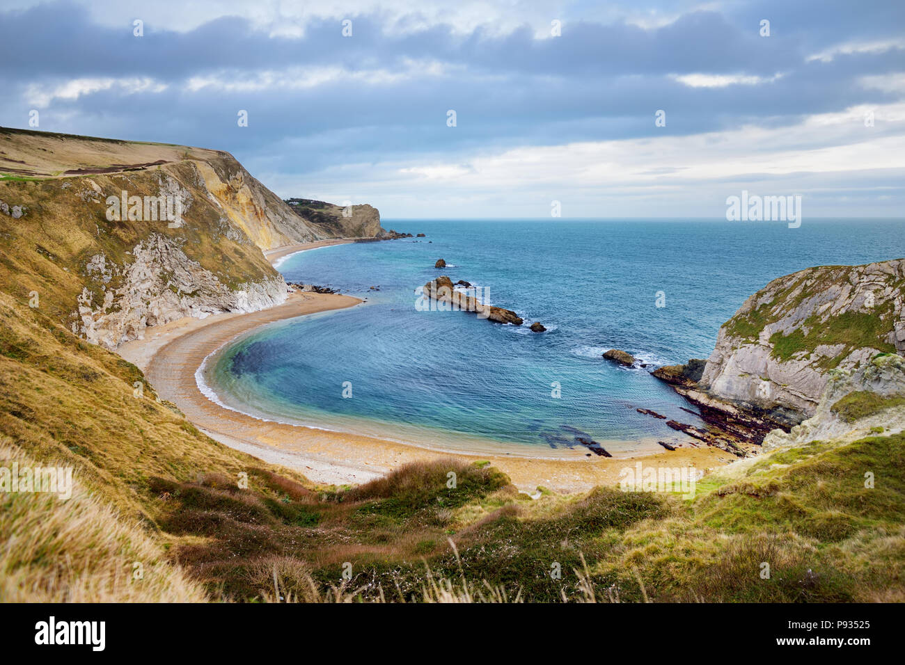 Man O'War ensenada en la costa de Dorset, en el sur de Inglaterra, entre los promontorios de Durdle puerta al oeste y Man o cabeza de guerra hacia el oriente, Dorset, Engla Foto de stock