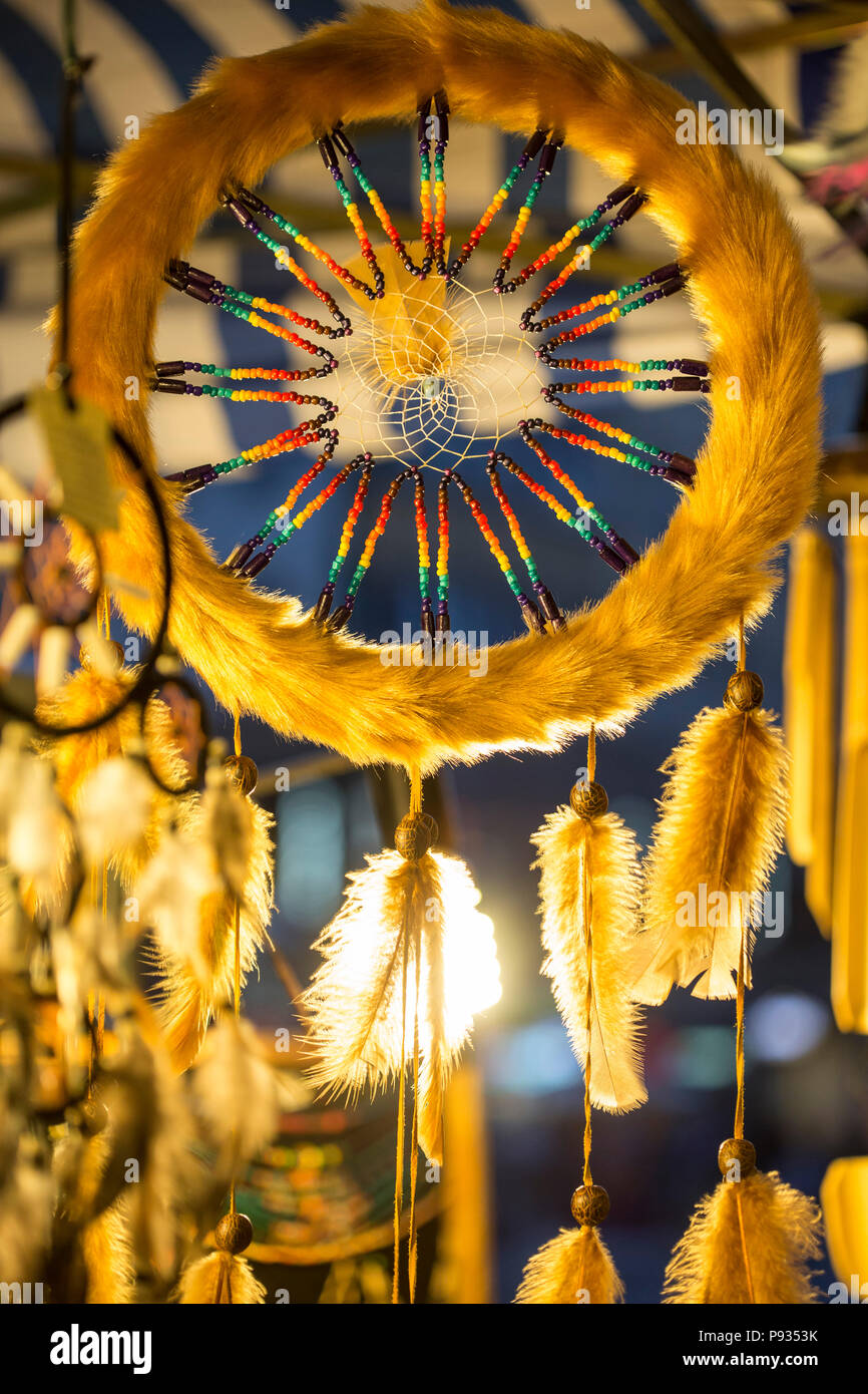 Dream Catcher indio con rainbow beads pelaje amarillo y plumas Fotografía  de stock - Alamy