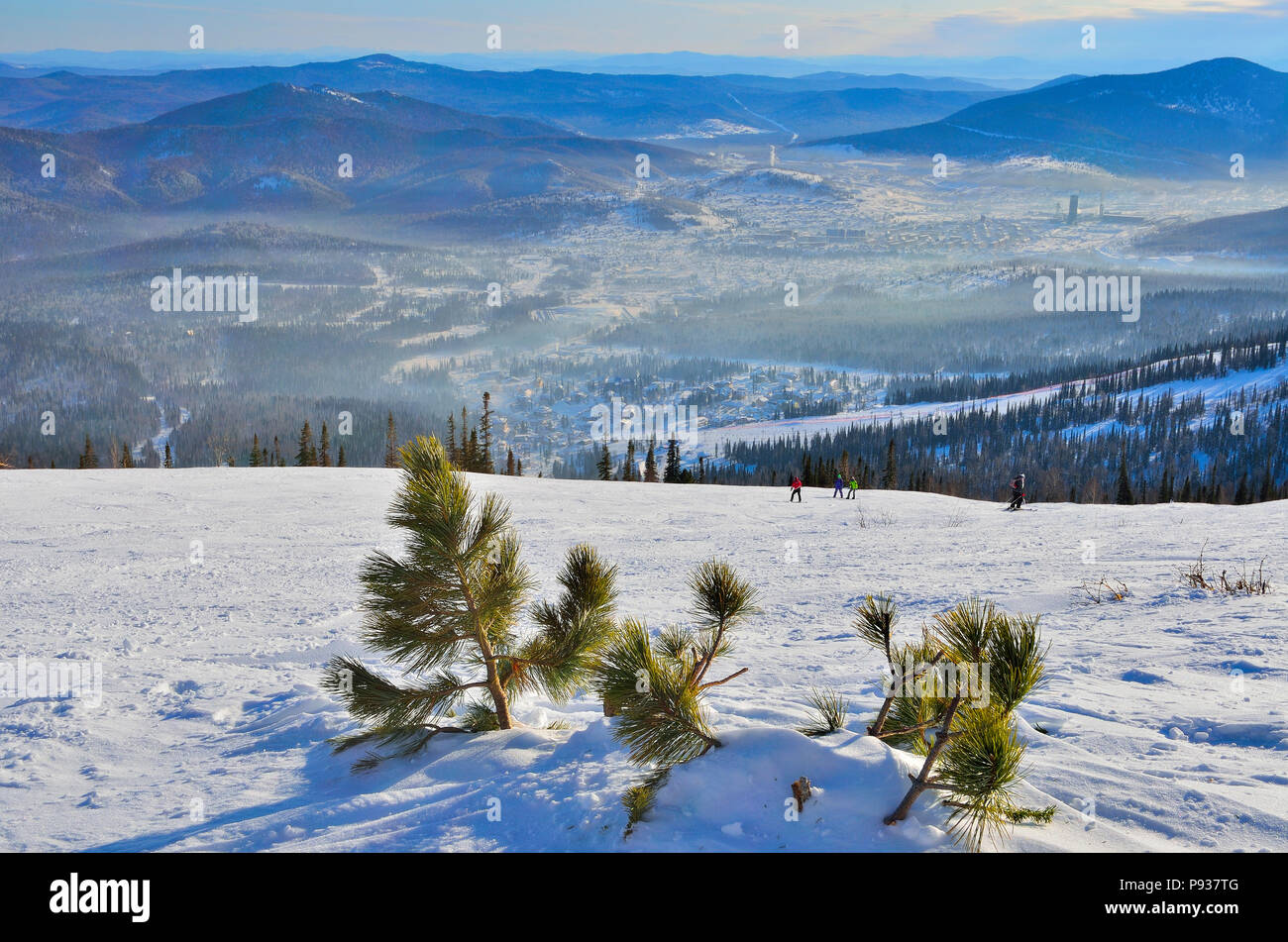 Rusia, Siberia, SHEREGESH - Enero 11, 2016: mañana soleada y ftosty bruma sobre el ski resort Sheregesh - vista desde la cima de la montaña con littlel pi Foto de stock