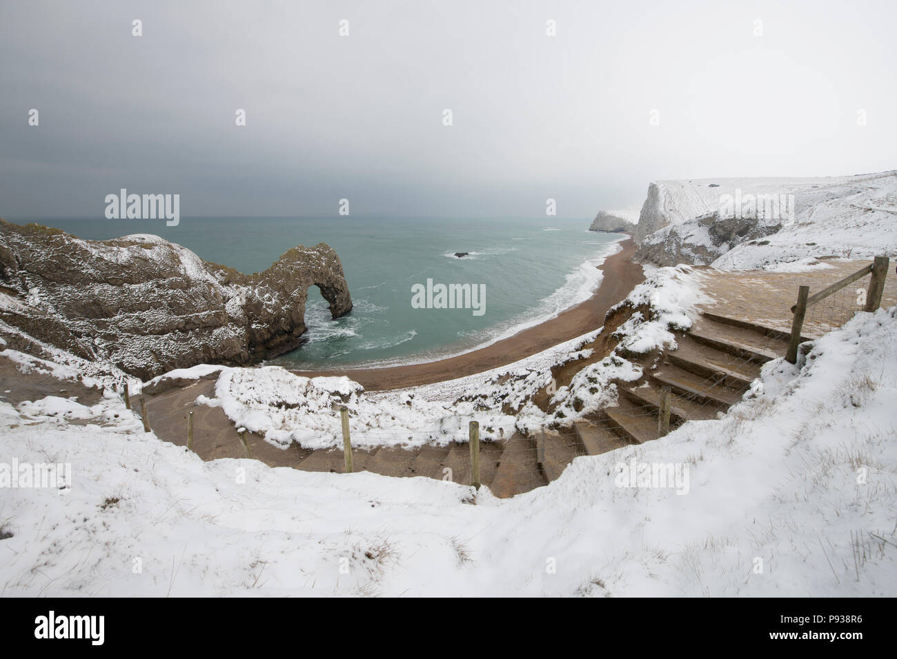 Puerta de Durdle en la nieve en la costa de Dorset. Foto de stock