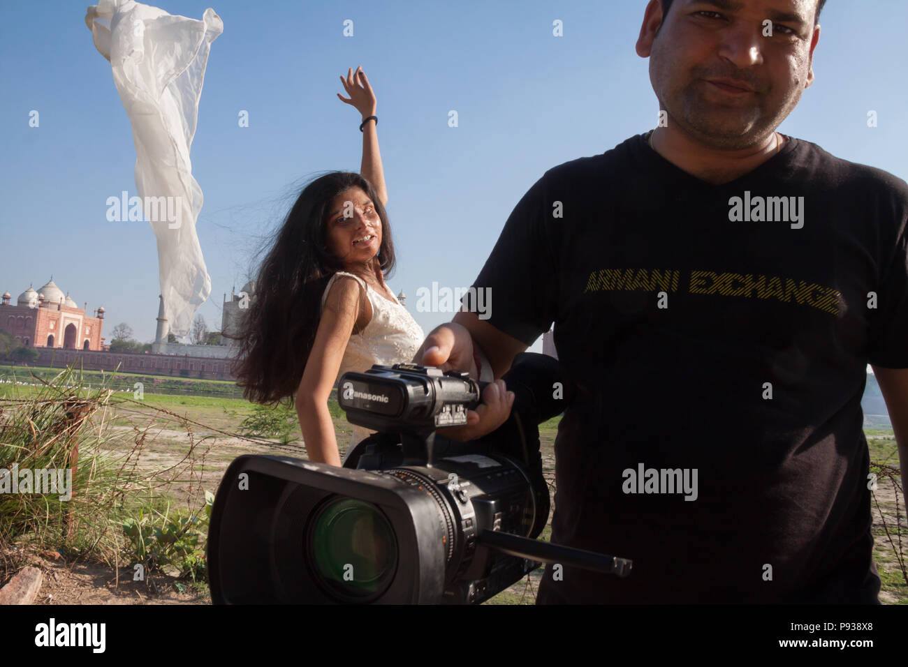 Ritu, víctima de un ataque de ácido se entrevista por televisión (de detener los ataques con ácido campaña, India) Foto de stock