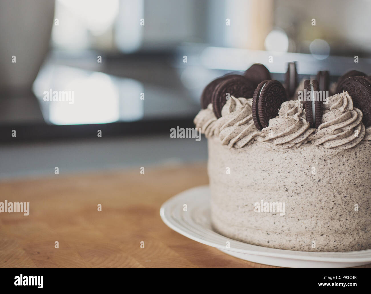 Oreo torta de miga de chocolate con crema de mantequilla de hielo o escarcha Foto de stock