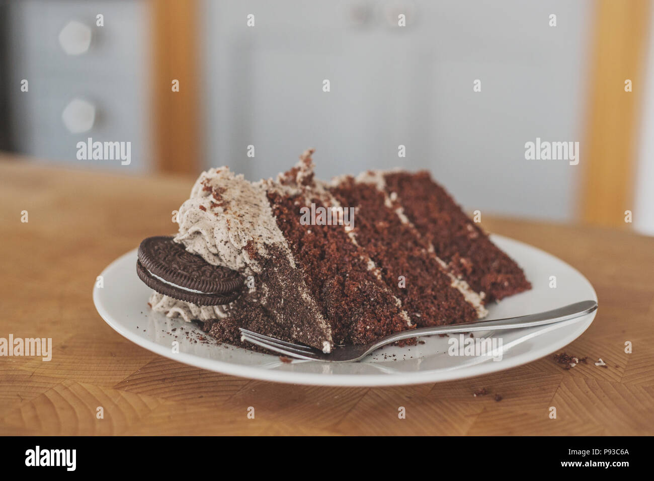 Oreo torta de miga de chocolate con crema de mantequilla de hielo o escarcha Foto de stock