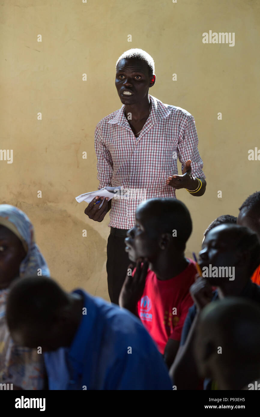 Kakuma, Kenya - reunión con dirigentes de la juventud. Contacto y persona de contacto para cuestiones relativas a los refugiados seleccionados por jóvenes residentes del campamento de refugiados de Kakuma. Foto de stock
