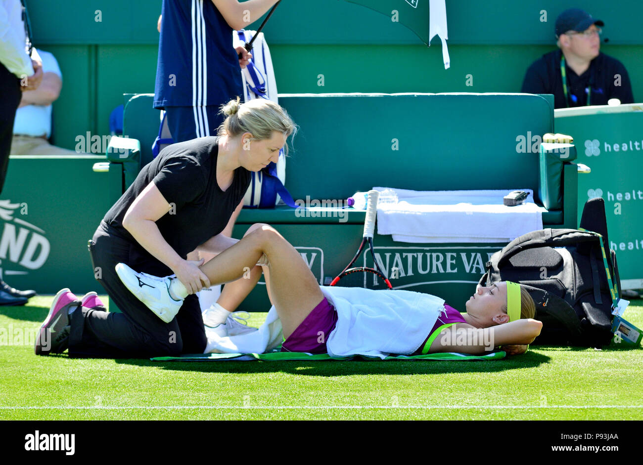 Aleksandra Krunic (Eslovaquia) recibiendo el tribunal ayuda médica y fisioterapia durante la naturaleza internacional del valle, Eastbourne el 26 de junio de 2018 Foto de stock