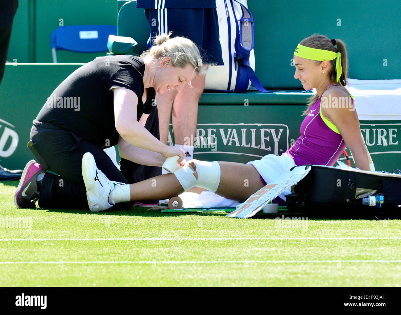 Aleksandra Krunic (Eslovaquia) recibiendo el tribunal ayuda médica y fisioterapia durante la naturaleza internacional del valle, Eastbourne el 26 de junio de 2018 Foto de stock