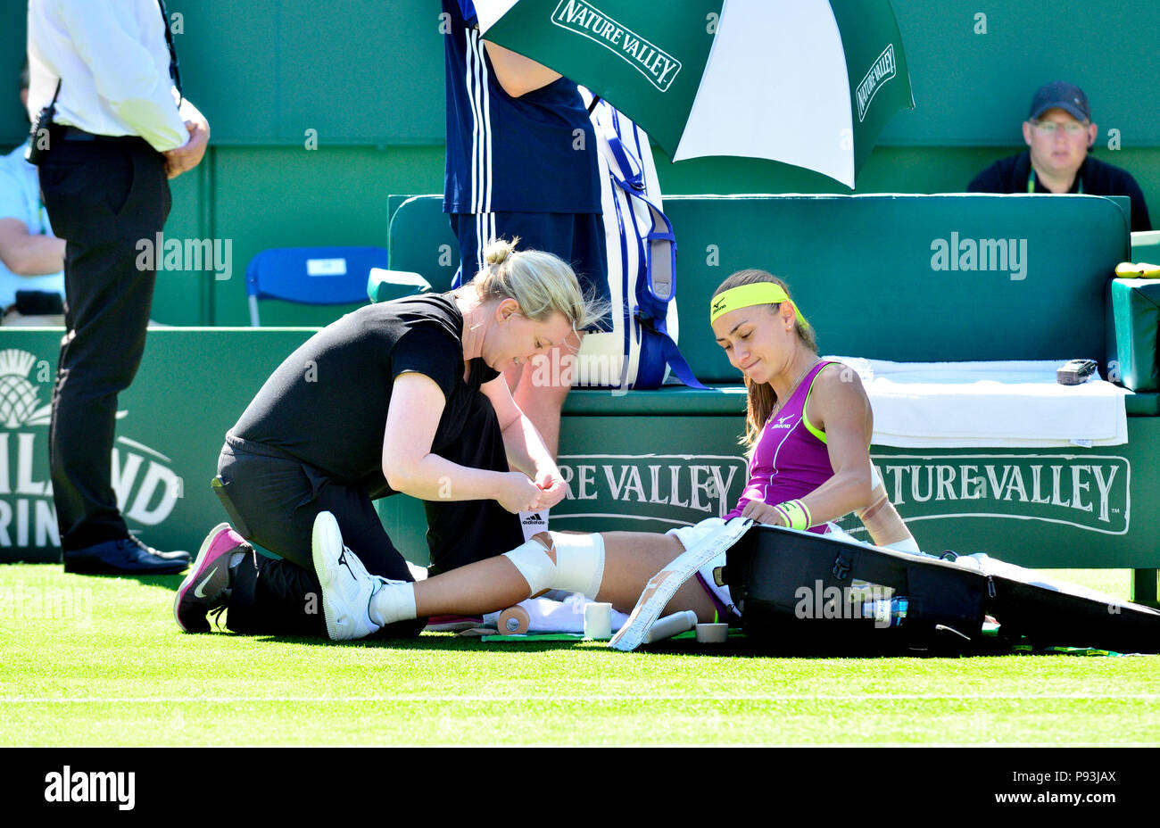 Aleksandra Krunic (Eslovaquia) recibiendo el tribunal ayuda médica y fisioterapia durante la naturaleza internacional del valle, Eastbourne el 26 de junio de 2018 Foto de stock