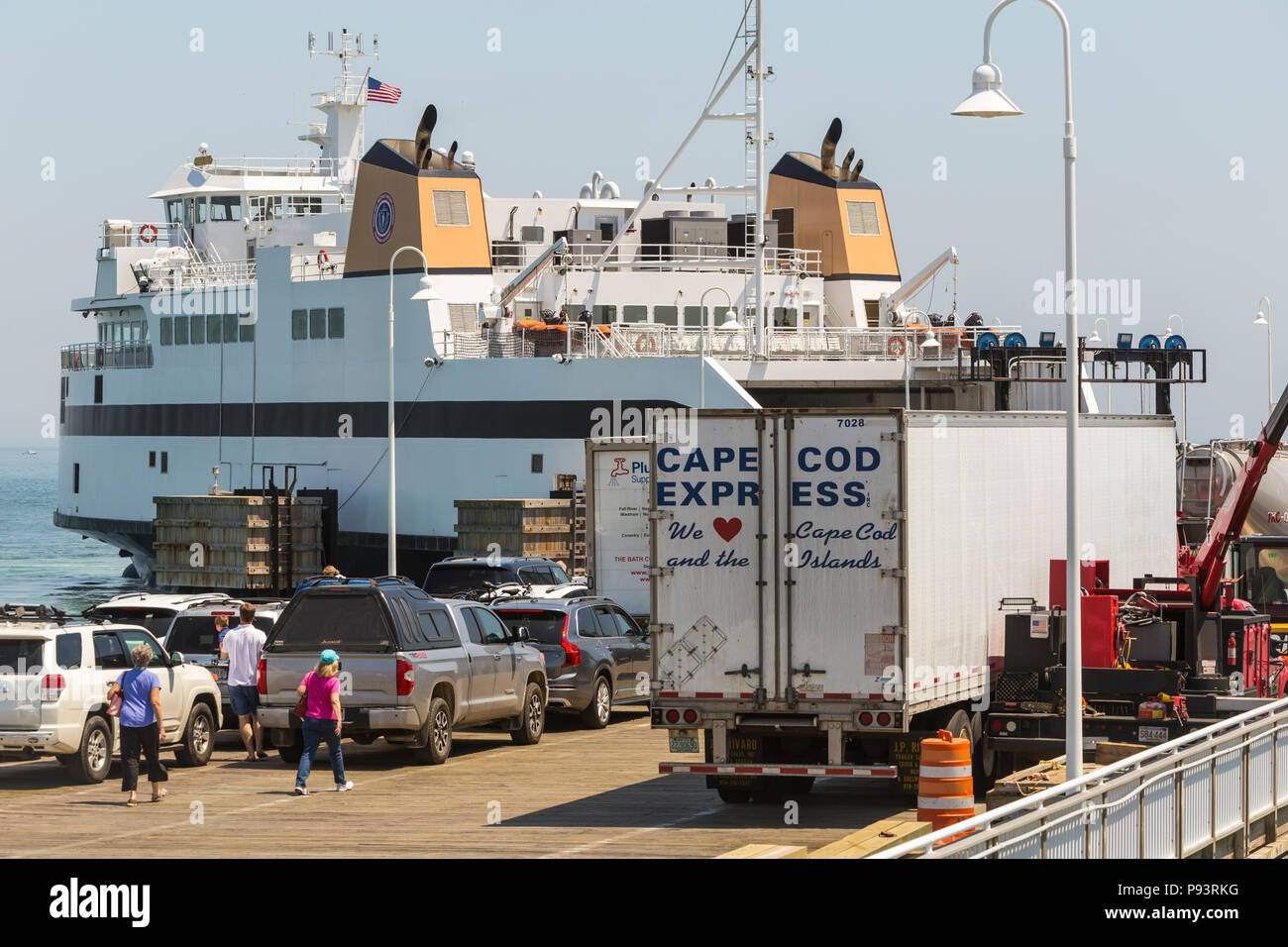 Los vehículos que esperar en línea a bordo de un barco de vapor autoridad preparando para ferry parten de la terminal del ferry en Oak Bluffs, Massachusetts en Martha's Vineyard. Foto de stock