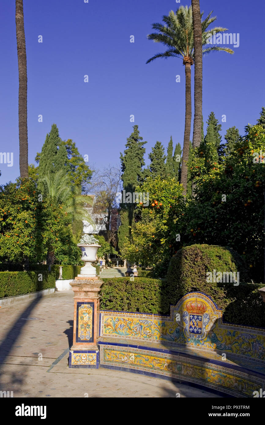 Vista del Jardín del Marqués de la Vega-Inclán, mostrando detalladamente con baldosas de banqueta, Jardines Real Alcázar, Sevilla, Andalucía, España Foto de stock
