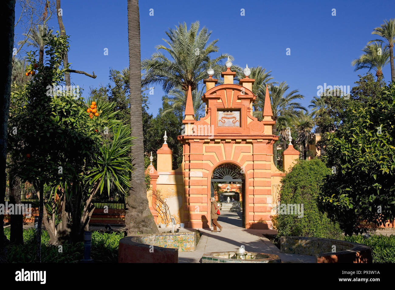 La puerta de enlace desde el Jardín del cenador de la Alcoba del Jardín de las Damas, Jardines Real Alcázar, Sevilla, Andalucía, España Foto de stock