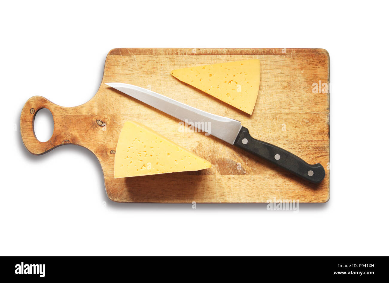Queso en lonchas y el cuchillo de cocina en madera breadboard. Aislada con trazado de recorte Foto de stock