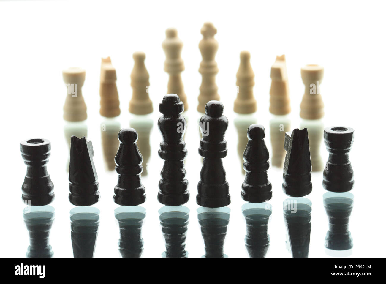 Juego de ajedrez de composición. Ejército de figuras de ajedrez negro contra blanco Foto de stock