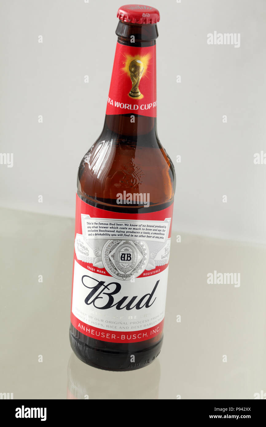 San Petersburgo, Rusia - 8, 2018: una botella de cerveza Budweiser producidos para la Copa Mundial de la Fifa Rusia Budweiser es la patrocinadora oficial de la Fotografía de stock - Alamy