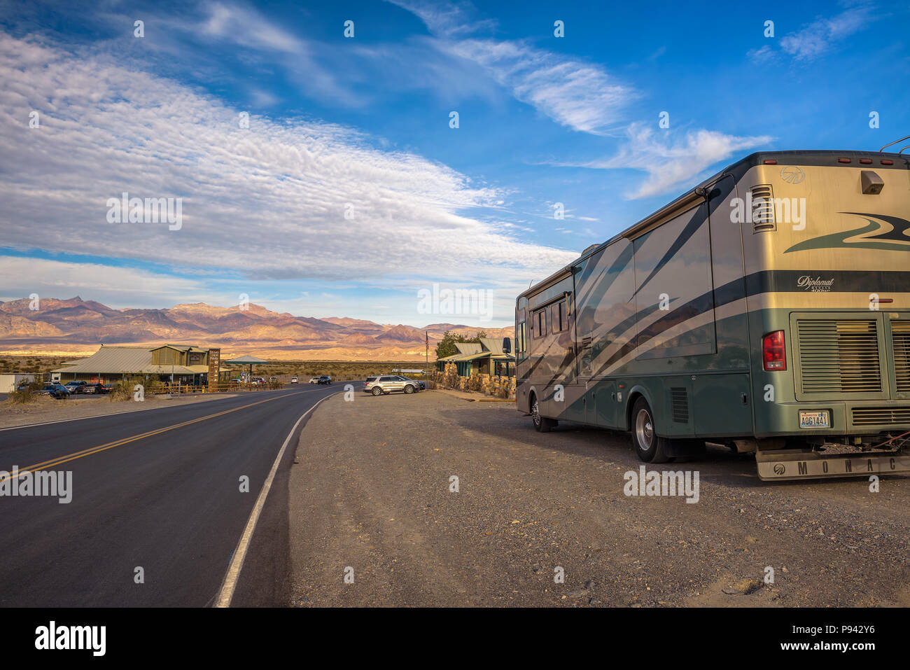 Lujo RV estacionada en el Stovepipe Wells forma-station en el Valle de la muerte Foto de stock