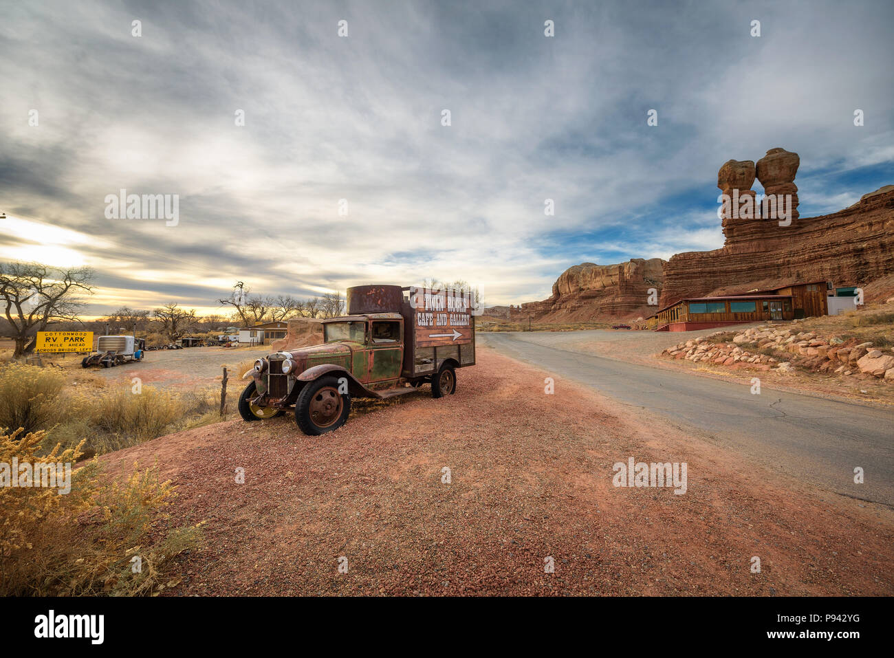 Camión antiguo con la publicidad para el Twin Rocks Café y Galería en Bluff, Utah Foto de stock