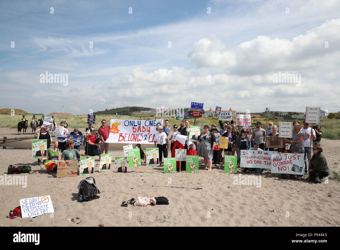 Los manifestantes Trump en la playa cerca del Trump Turnberry resort en South Ayrshire, donde el presidente de EEUU, Donald Trump y la primera dama Melania Trump están pasando el fin de semana. Foto de stock