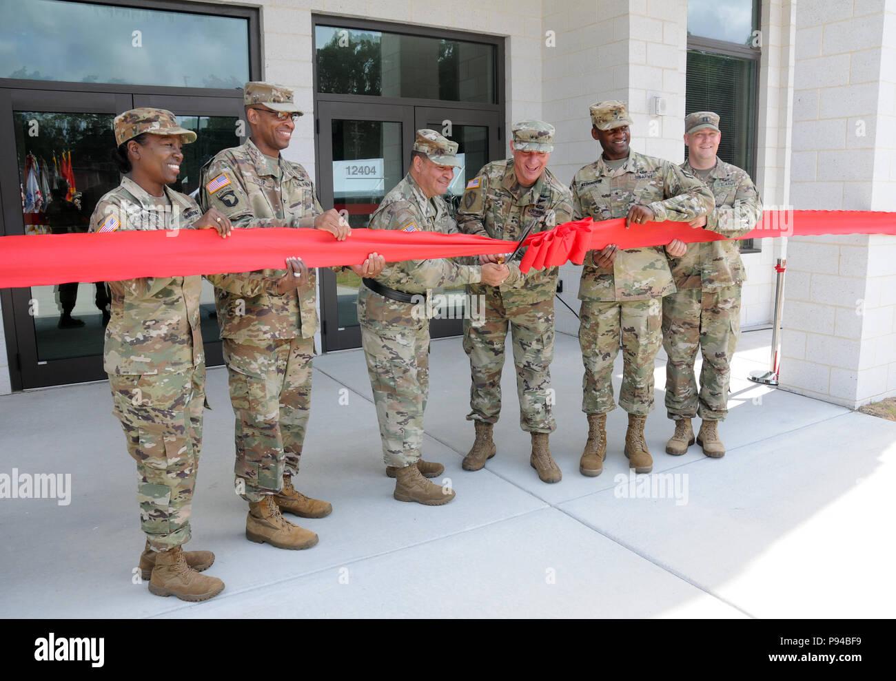 Reserva del Ejército de Estados Unidos altos dirigentes de cortar la cinta  durante una ceremonia el 12 de junio por la 94ª División de Capacitación  del nuevo sistema escolar Centro de entrenamiento