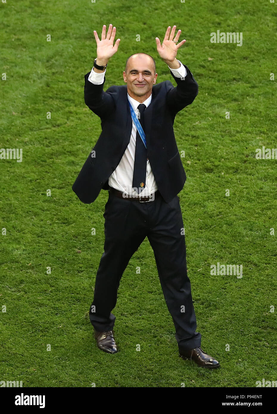 Bélgica gerente, Roberto Martínez aplaude los aficionados tras el pitido final durante la Copa Mundial de la FIFA el tercer lugar play-off coinciden en San Petersburgo Stadium. Foto de stock
