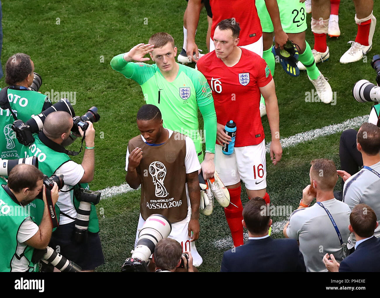 Inglaterra portero Jordan Pickford reconocer los aficionados tras el pitido final durante la Copa Mundial de la FIFA el tercer lugar play-off coinciden en San Petersburgo Stadium. Foto de stock