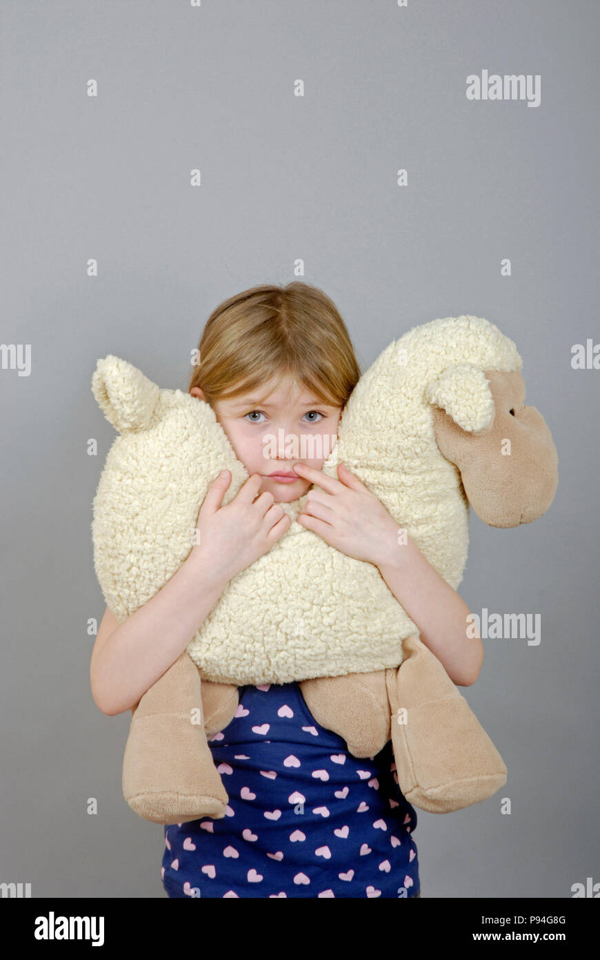 Emma mit ihrem kuscheligen Schaf. Foto de stock