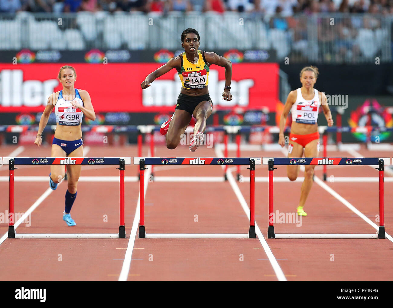 Jamaicas Janieve Russell gana la carrera de 400 metros vallas durante el  primer día la Copa del Mundo de Atletismo en el estadio Queen Elizabeth de  Londres Fotografía de stock - Alamy