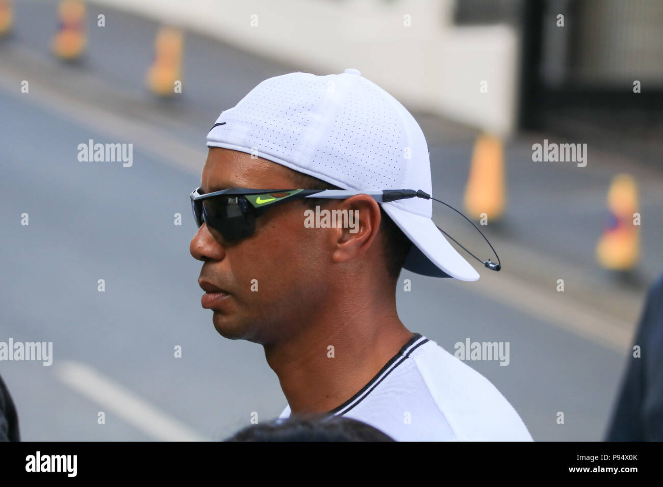 Londres, Reino Unido. 14 de julio de 2018 . El golfista estadounidense Tiger Woods con gafas de sol sale del All Club tras el Damas Singles final entre Angelique