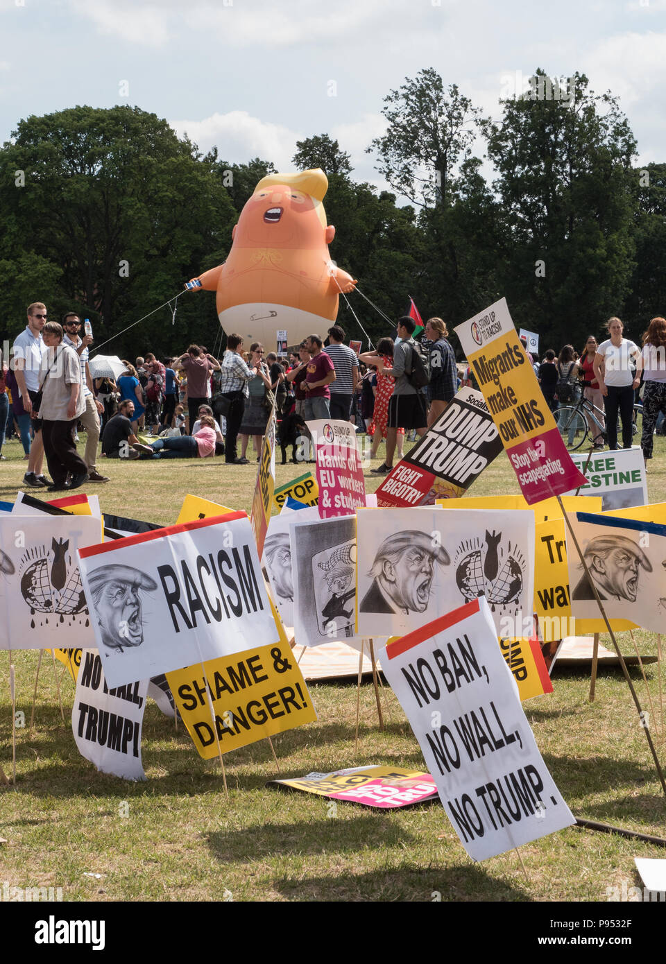 Escocia, Reino Unido. El 14 de julio de 2018. Evento anti Donald Trump, un "festival de la resistencia", mostrando la "inflables" bebé Trump blimp junto con anti Donald Trump banners Crédito: Dallas Carter/Alamy Live News Foto de stock