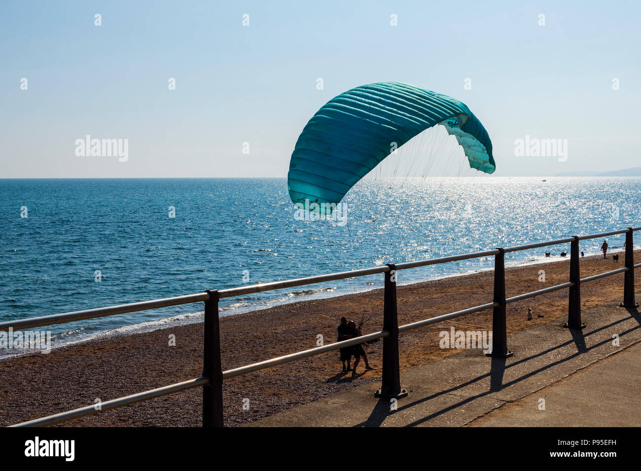 Tener una lección de parapente en la playa de West Bay, en Dorset, Reino Unido. Foto de stock