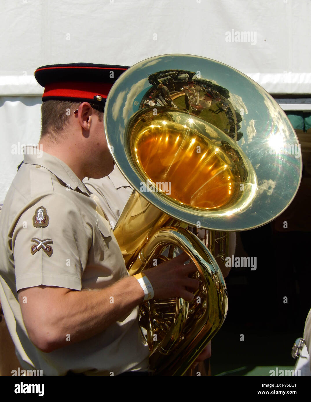 Músico del ejército jugando una tuba en el recinto ferial de la Royal Welsh Show. Foto de stock