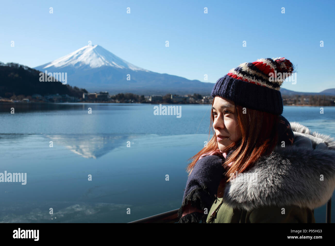 Chica con cara divertida frente al monte Fuji Foto de stock