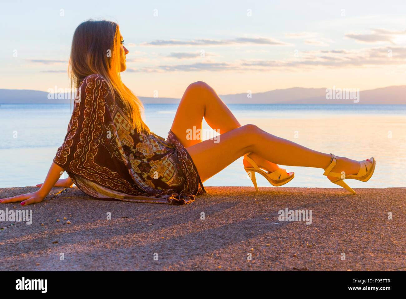Adolescente adolescente aka mujer joven piernas talones Foto de stock