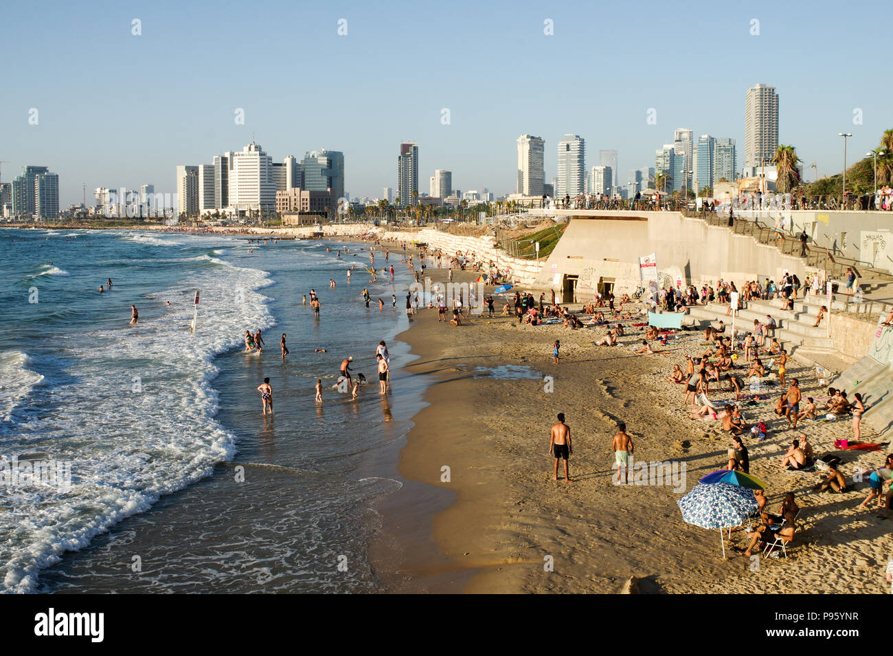 Hermosa Alma de Jaffa y playas repletas de gente con Tel Aviv skyline en el fondo Foto de stock