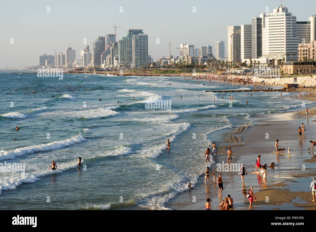 Hermosa Alma de Jaffa y playas repletas de gente con Tel Aviv skyline en el fondo Foto de stock