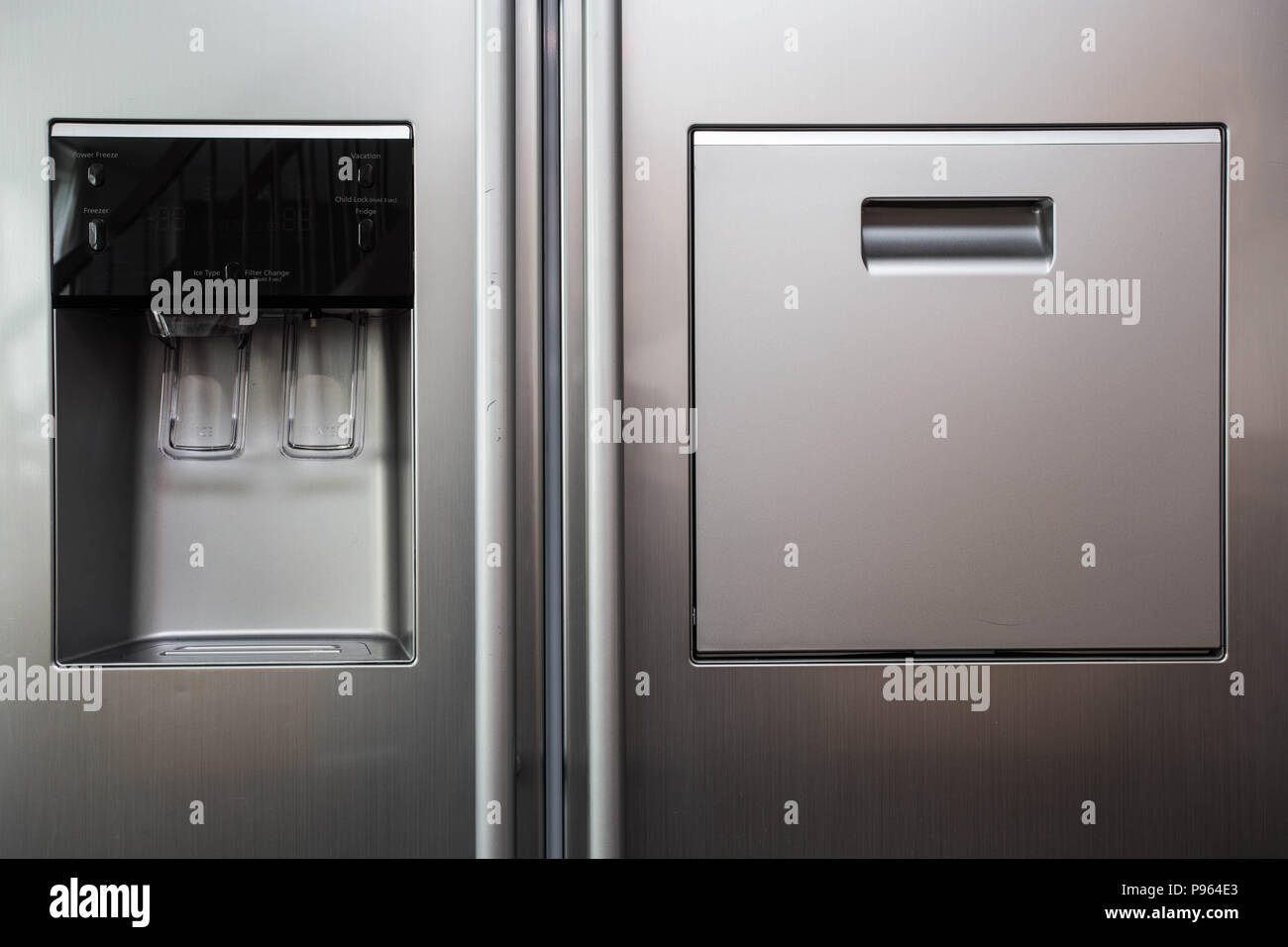 Dispensador de agua y hielo refrigerador moderno diseño frontal Fotografía  de stock - Alamy