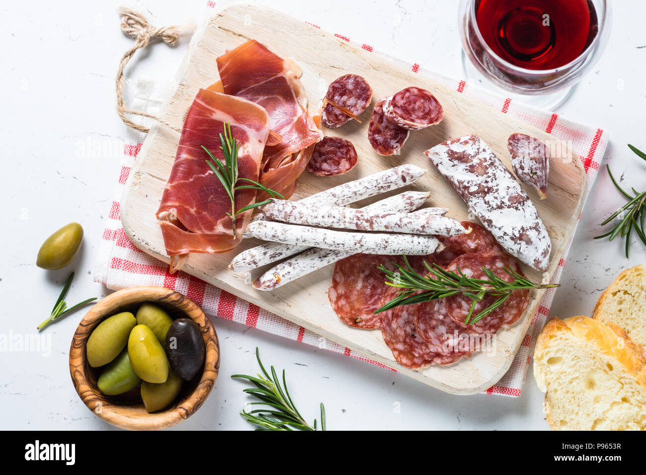 El antipasto. Antipasto italiano tradicional, lonchas de carne
