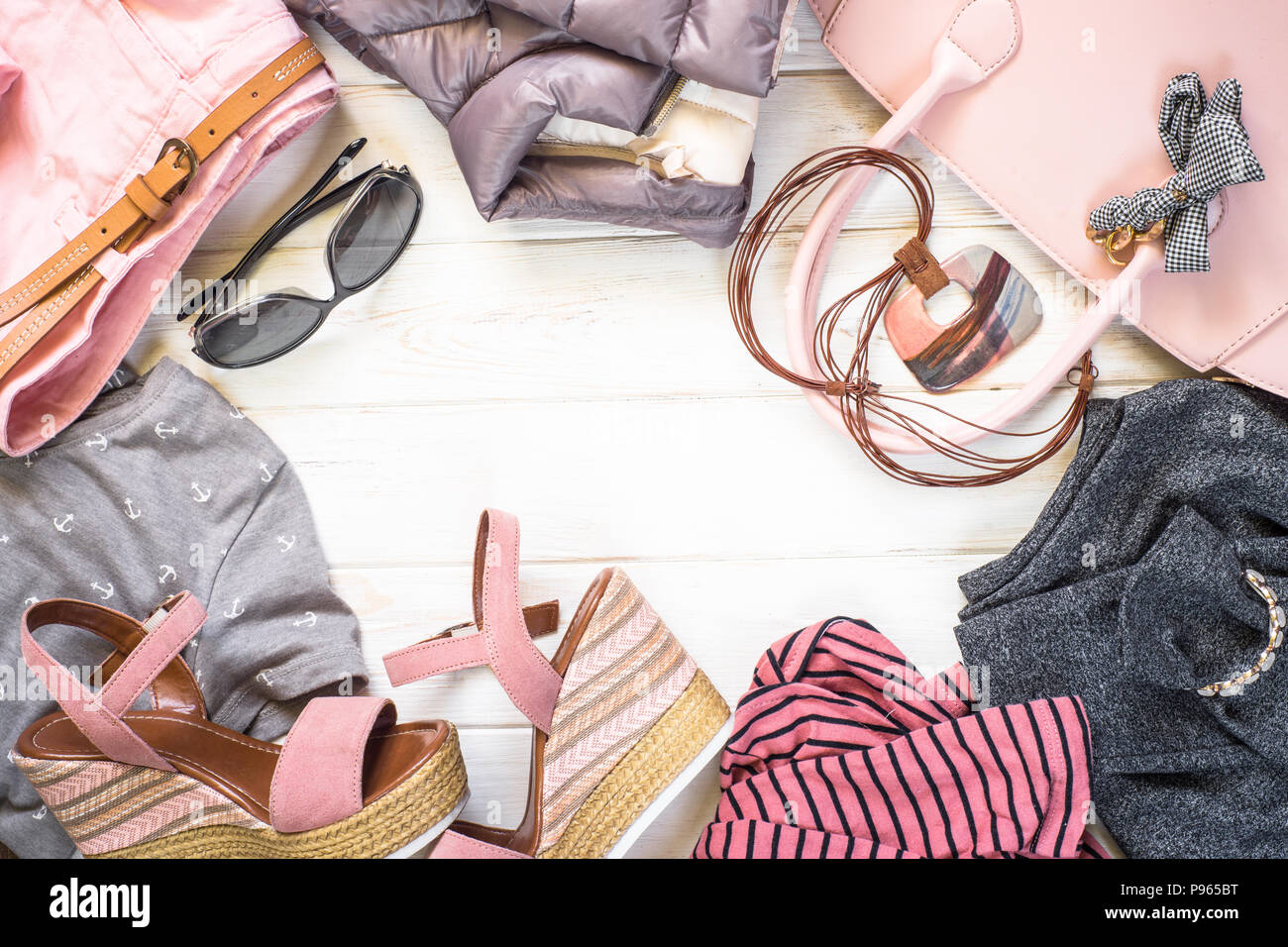 Mujer ropa y accesorios en colores rosa y gris - parte superior,  pantalones, vestidos, sandalias, gafas de sol, sobre fondo blanco. Fondo de  moda y belleza. La plana Fotografía de stock - Alamy