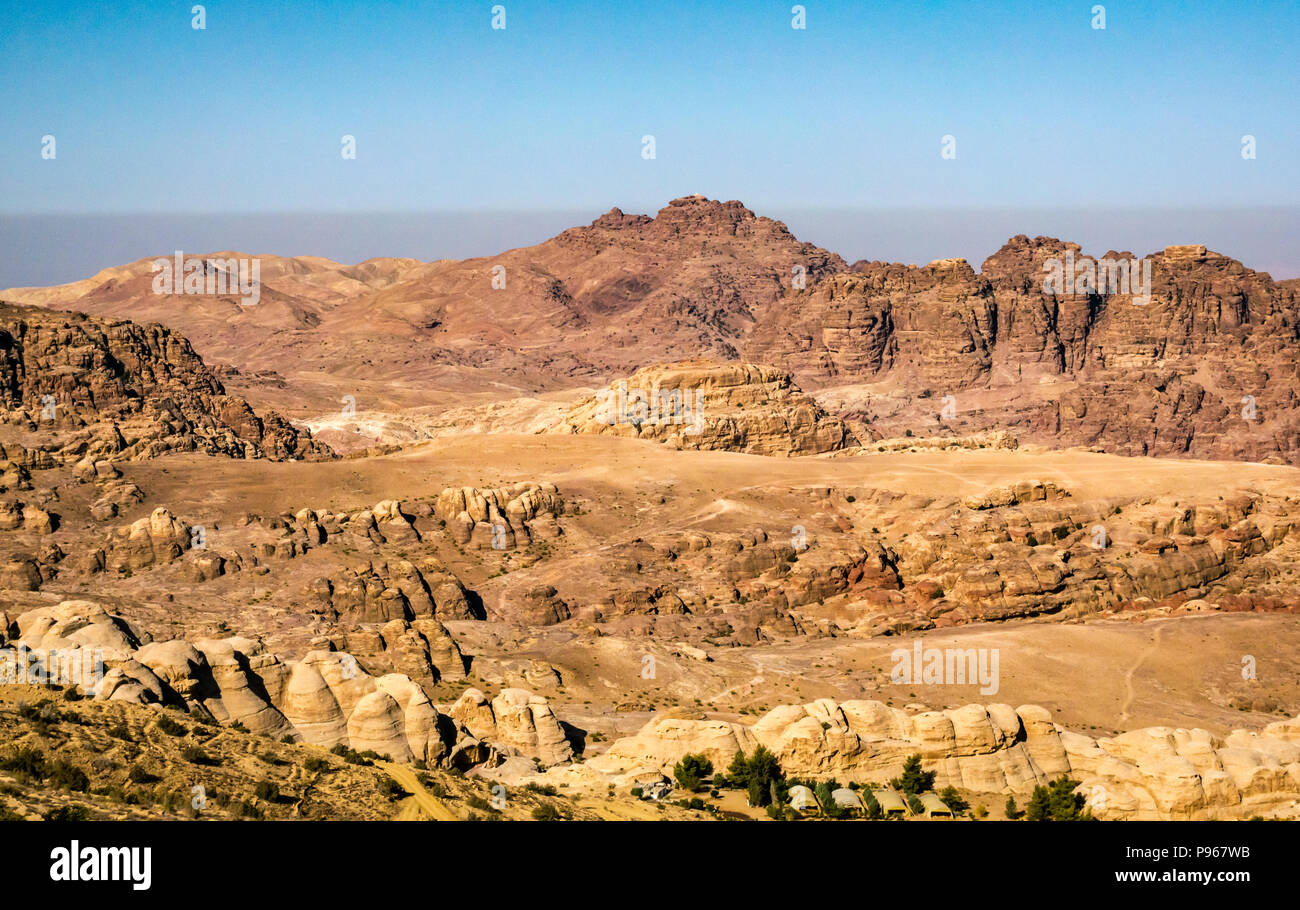 Vista a través de árido desierto paisaje montañoso al Profeta Aarón tumba, montañas de Petra, Jordania, Oriente Medio Foto de stock