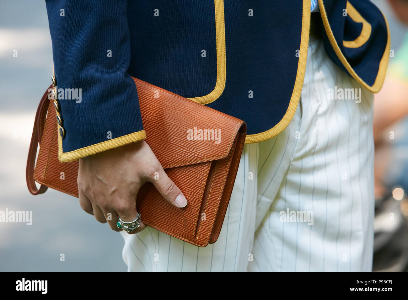 Milán - Junio 18: Hombre marrón con bolsa de Louis Vuitton y Gucci chaqueta  azul con borde